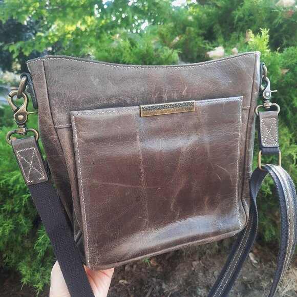 Gun Tote'n Mamas Concealed Carry Distressed Leather Slim Cross Body Bag Brown - Picture 1 of 9